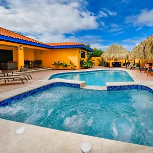 Newly Renovated Polynesian Themed In Noord Holiday home